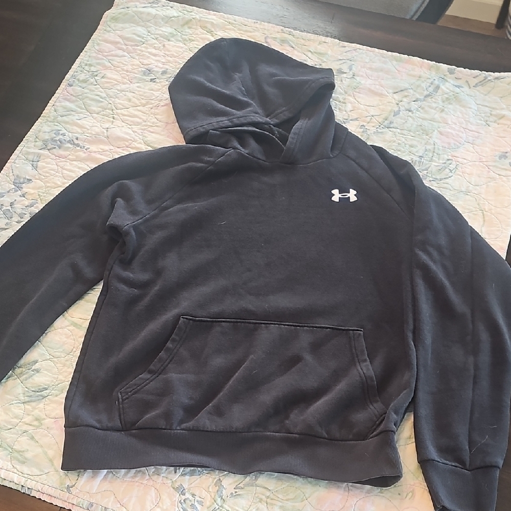 Under Armour Black Sweatshirt with Classic Pullover Design
